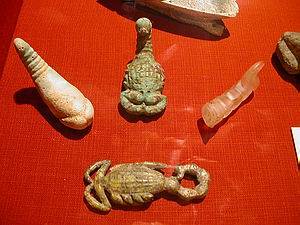 Modelos de Escorpiones hechos de fayenza, malaquita, y una cola de escorpin de cristal de roca. E.196, E.194, E.204, E.205. Ashmolean Museum, Oxford.