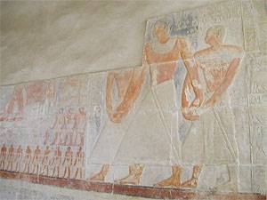 Mastaba de Mereruka (sala de pilares), cementerio de Teti, Saqqara. Mereruka con dos hijos. El mayor, Pepianj, tiene su nombre inscrito que todavía puede leerse, mientras que su figura ha sido borrada.