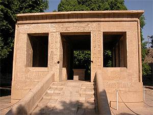Capilla Blanca de Sesotris I en Karnak. Imperio Medio. Museo al aire libre de Karnak. En ella se encuentra la lista de nomos más completa.