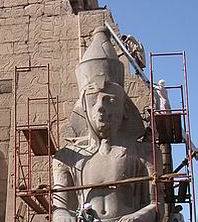 Trabajos de limpieza, en septiembre de 2005, de uno de los colosos de Ramses II a la entrada del Templo de Luxor.