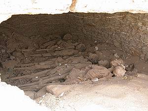 Algunas momias conservadas en una de las tumbas de época romana en la necrópolis de El Mozawaka. Oasis de Dakhla.